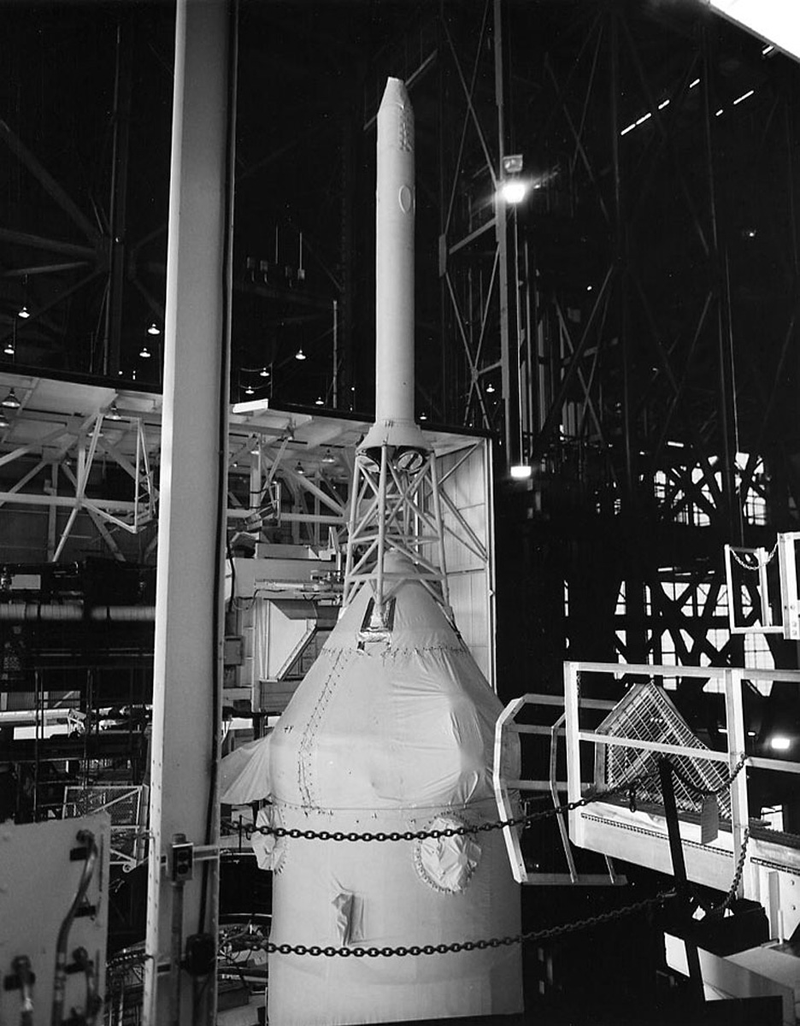 Illustration for article titled Amazing photos from NASA's vaults show how they assembled Apollo 11
